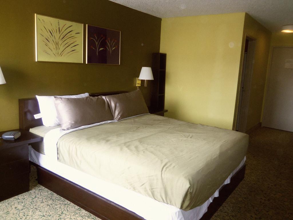 Claremont Hotel Las Vegas Room photo